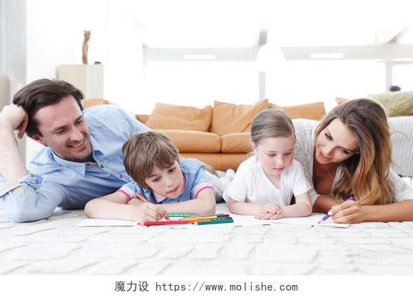 白色卧室里正在拿彩铅绘制的幸福家庭幸福一家人幸福家庭幸福的人图片